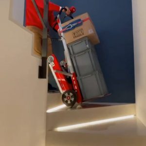 Transport von Kisten und einem Paket