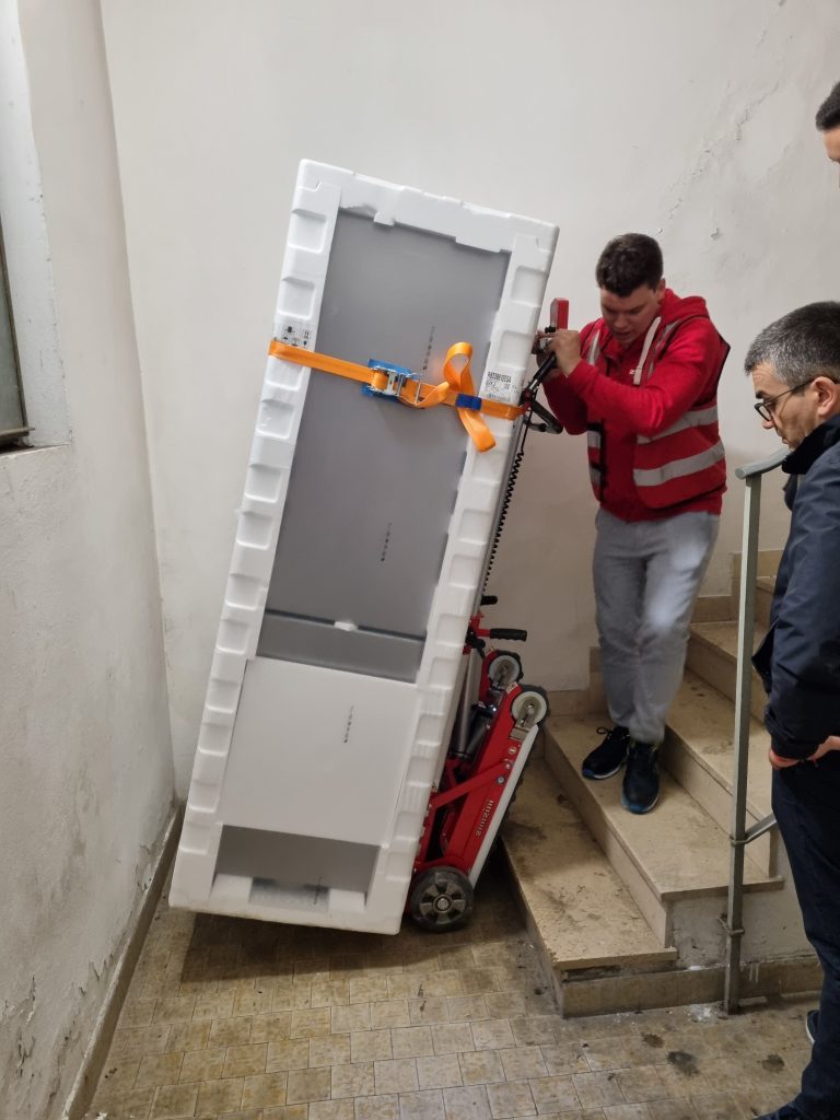 Transport eines Kühlschranks über eine Treppe mit dem elektrischen Treppensteiger Buddy Lift