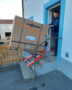 Beförderung eines Heizkessels auf der Treppe