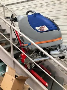 Treppentransport einer schweren Reinigungsmaschine