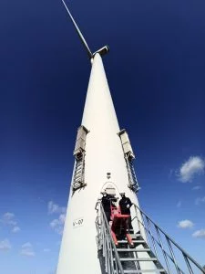 Transport einer schweren Maschine über eine Treppe