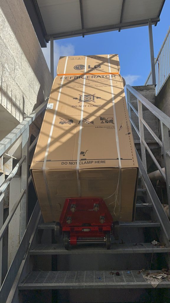 Haushaltsgerät über Treppen transportieren
