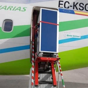 Transport einer schweren Last auf einer Flugzeugtreppe